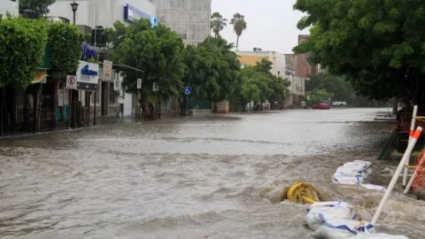 Marie se convertirá en huracán en horas: ya deja calles inundadas y afectaciones en Los Cabos