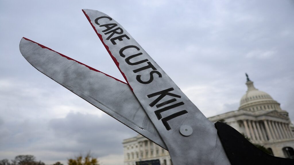 Personas protestando por las políticas migratorias de Medicaid