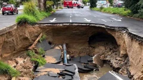 Megasocavón de 15 metros colapsa la avenida Enrique Díaz de León en Guadalajara