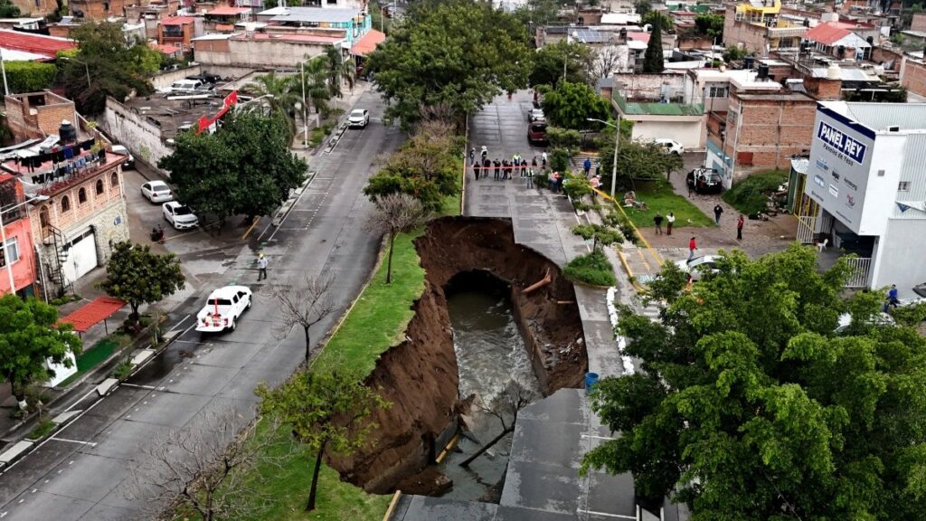 Megasocavón de 45 metros se abre por falla en drenaje en la avenida Malecón, en Tonalá