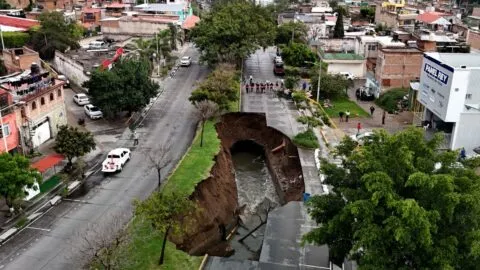 Megasocavón de 45 metros se abre por falla en drenaje en la avenida Malecón, en Tonalá
