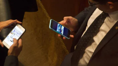 ¿Morena quiere castigar memes y sátiras contra servidores públicos?