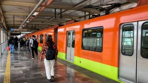 Mujer baja otra vez a vías del Metro en CDMX; video captó extraño incidente