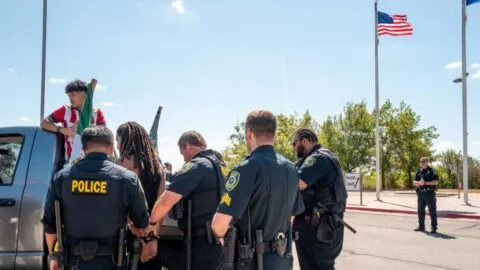 Newsom prohíbe a ICE el uso de guantes eléctricos durante detenciones en California