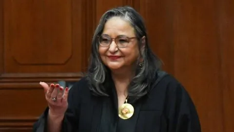 Norma Piña reaparece en la Escuela Libre de Derecho y advierte de "focos rojos" por reforma judicial