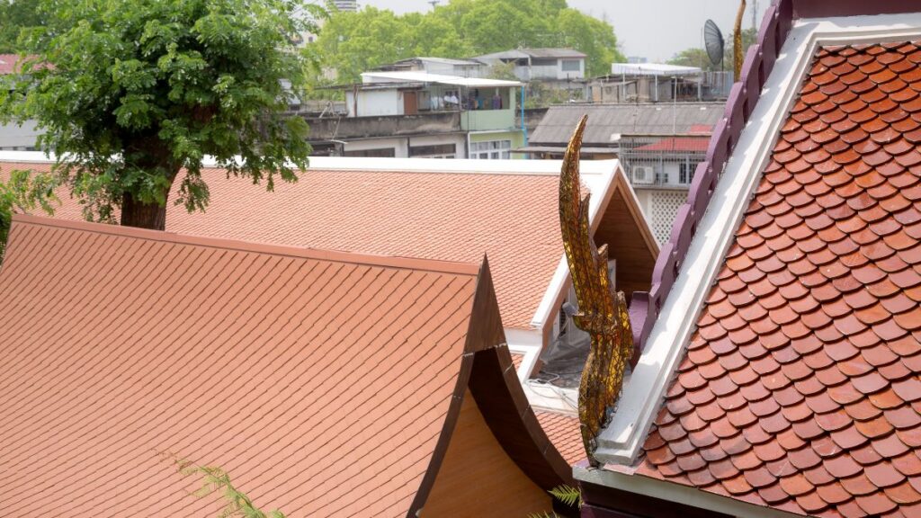 El programa NYC CoolRoofs instala revestimientos reflectantes en edificios de los cinco distritos para reducir el calor que absorben los techos.