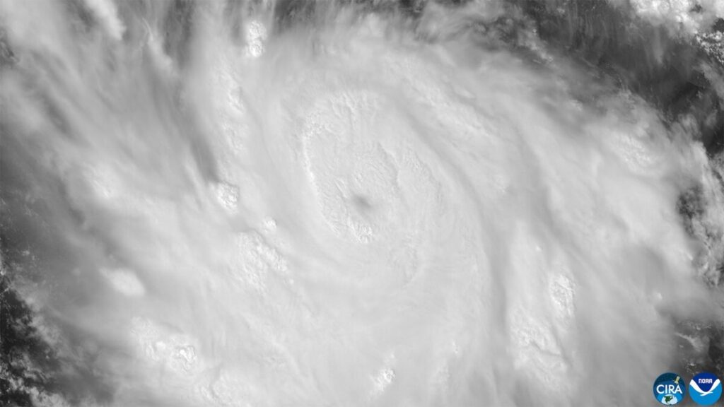 ¡Impresionante! El NOAA se adentró en el ojo del huracán Polo