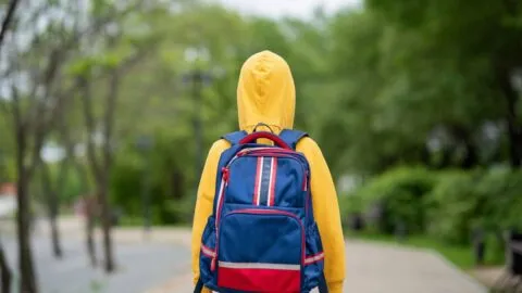 Padres hispanos cambian sus rutinas escolares en Estados Unidos: 57% siente miedo por redadas del ICE