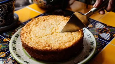 Receta de pan de elote casero con salsa de rompope: paso a paso