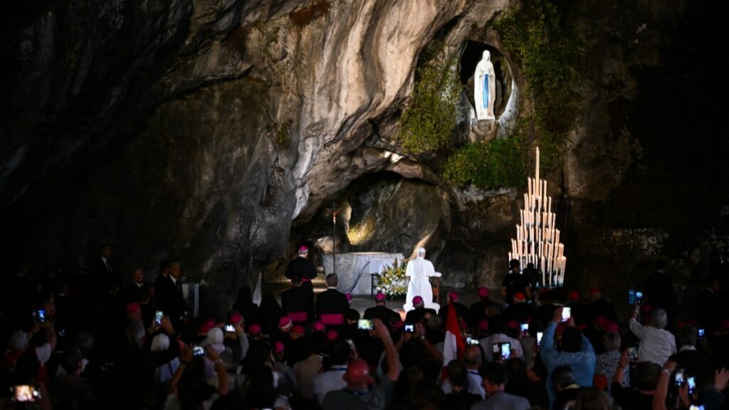 Papa León XIV llega a Lourdes previo a su reunión con víctimas de abuso sexual