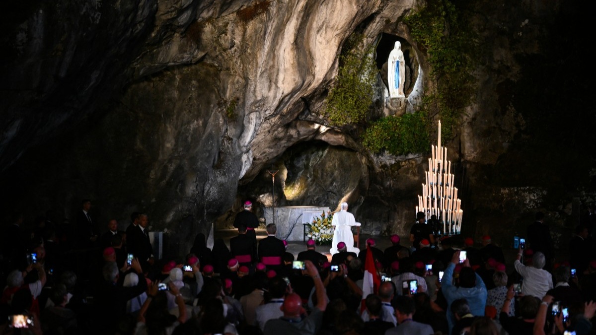 Papa León XIV llega a Lourdes previo a su reunión con víctimas de abuso sexual