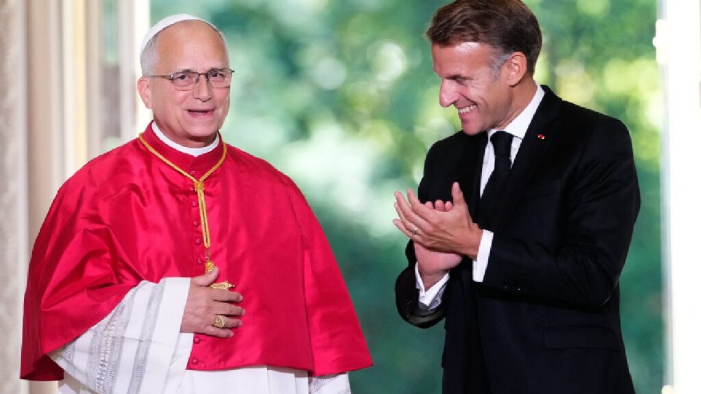 Papa León XVI inicia gira por Francia; se reúne con Macron