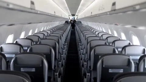 Pasajeros viven terror en Irán: techo de avión se desprende en pleno vuelo tras falla