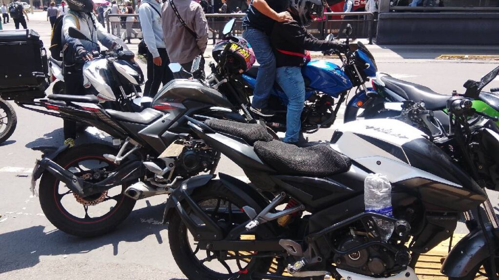 pelea-entre-hombre-y-mujeres-motociclistas-causa-tension-en-tres-marias-video