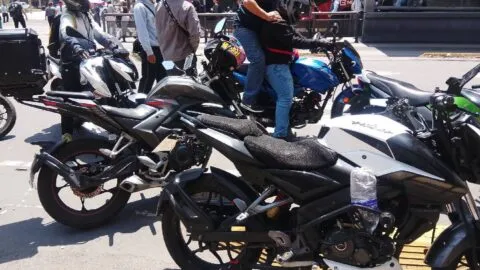 Pelea entre hombres y mujeres motociclistas causa tensión en Tres Marías; video