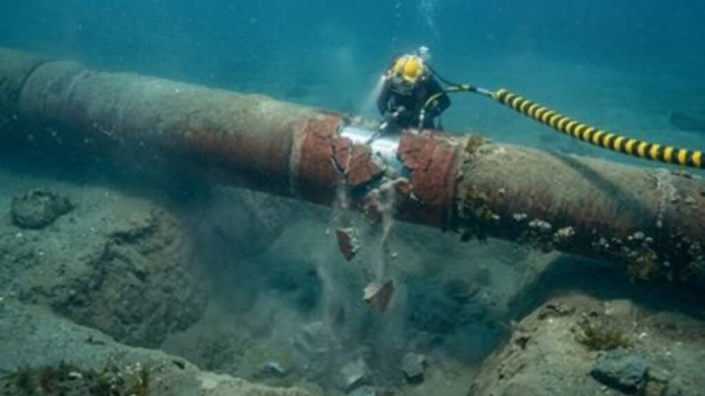 Pemex atiende presencia de aceite crudo en el mar frente a Campeche