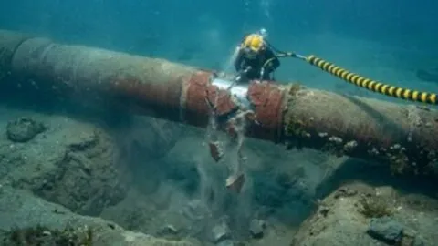 Pemex atiende presencia de aceite crudo en el mar frente a Campeche