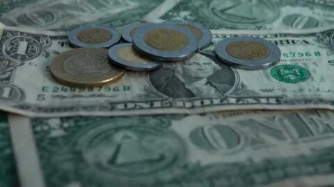 Peso mexicano roza las 18 unidades por dólar tras intensa jornada de tensiones