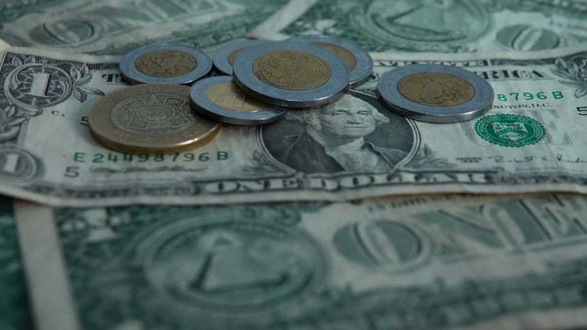 Peso mexicano roza las 18 unidades por dólar tras intensa jornada de tensiones