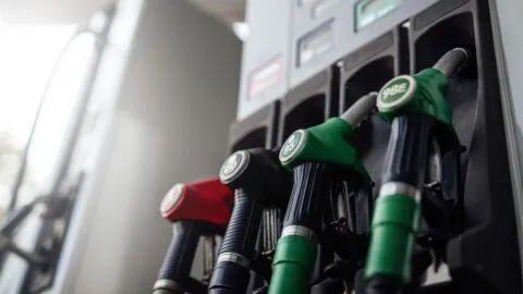 Petróleo cruza los 100 dólares y la gasolina alcanza los 4 dólares en Florida: ¿qué está pasando?