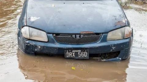 Video: auto es arrastrado por el agua y casi cae en excavación en Tlaxcala