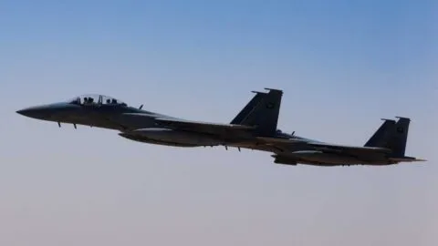 Video: Así escaparon dos pilotos de un avión que cayó y terminó en llamas