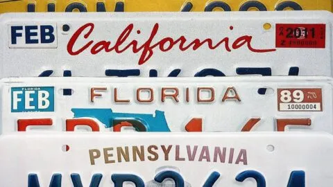 California se queda sin combinaciones para sus placas: qué cambia para los conductores