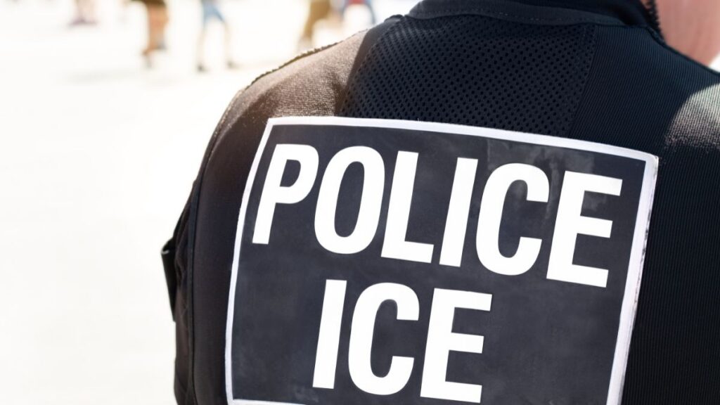Un agente de ICE fue acusado por el Departamento de Justicia de realizar seis declaraciones falsas ante el FBI