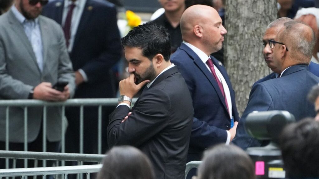Zohran Mamdani envuelto en polémica por haber saludado entre risas en medio de la ceremonia del 11-S