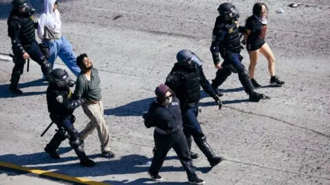 ICE rompe récord de arrestos en verano de 2026 en relación con la cifra de 2025