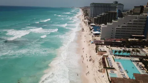 Hoteleros alertan por aumento de 35.8% al pago de no residente para turistas