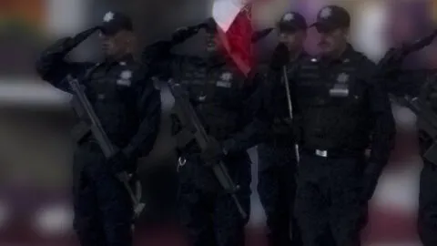 Escolta de policías en Tamazula pierde el paso durante ceremonia del Grito