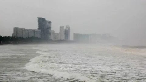 Polo se fortalece y podría volver a categoría 5; ya provoca fuertes lluvias y podría golpear costas en México