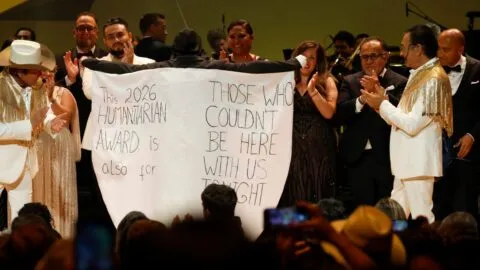 El pueblo de Minnesota recibe el premio humanitario de los Hispanic Heritage Awards por su resiliencia durante un operativo de ICE