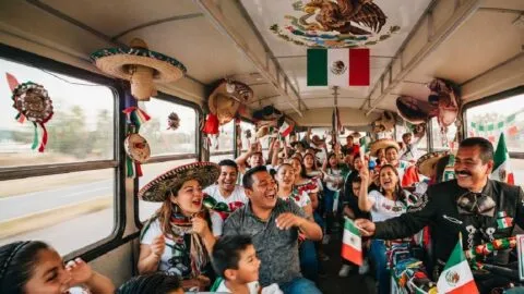 ¡Hasta el camión se puso patriota! Chofer sorprende con festejo mexicano