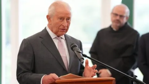 Carlos III alerta a gigantes tecnológicos por riesgos de la inteligencia artificial