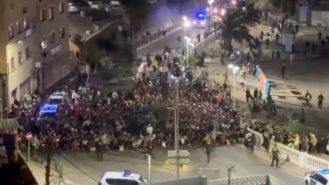 Trasladan a mil 700 migrantes de playas a carpas en el puerto de Ceuta 