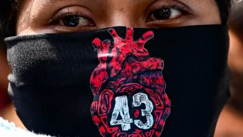 Padres de normalistas de Ayotzinapa encabezan las movilizaciones en CDMX este 25 de septiembre