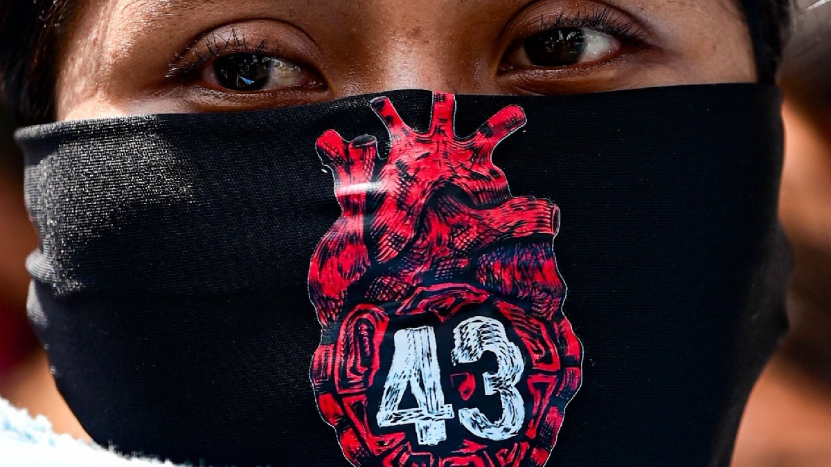 Padres de normalistas de Ayotzinapa encabezan las movilizaciones en CDMX este 25 de septiembre