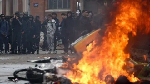 Francia vive jornada de tensión: huelgas, protestas y choques con policías