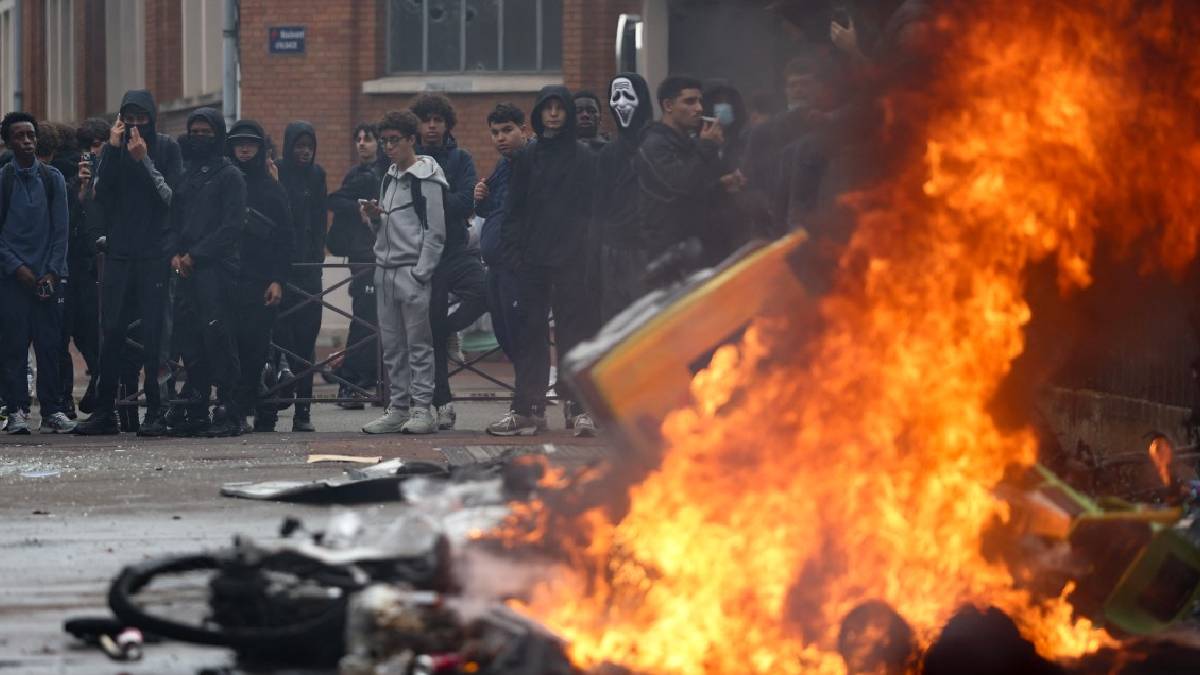 Francia vive jornada de tensión: huelgas, protestas y choques con policías
