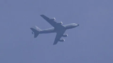Avión militar se estrella frente a miles de personas durante exhibición en Grecia