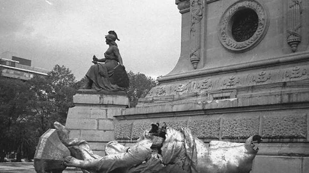 Sismo de 1957 y la caída del Ángel de la Independencia. Foto: Cenapred.