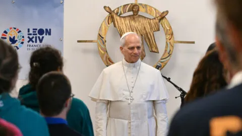 Papa León XIV se reúne con migrantes antes de misa ante 600 mil personas en París