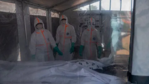 ¡No cede! Epidemia de ébola en República Democrática del Congo supera los 7 mil casos; van 3 mil 398 muertes