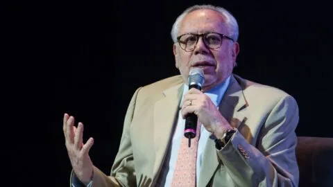 ¿Qué es un arresto administrativo como medida de apremio y por qué lo enfrenta Luis de Llano?