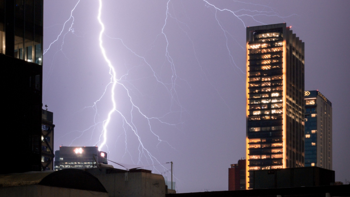 Rayo en CDMX fue tan fuerte que una app lo detectó como posible microsismo