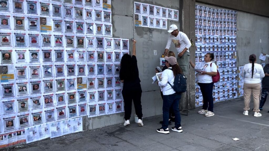 Realizan la primera pega de cédulas de personas desaparecidas en la nueva central camionera de Tlaquepaque