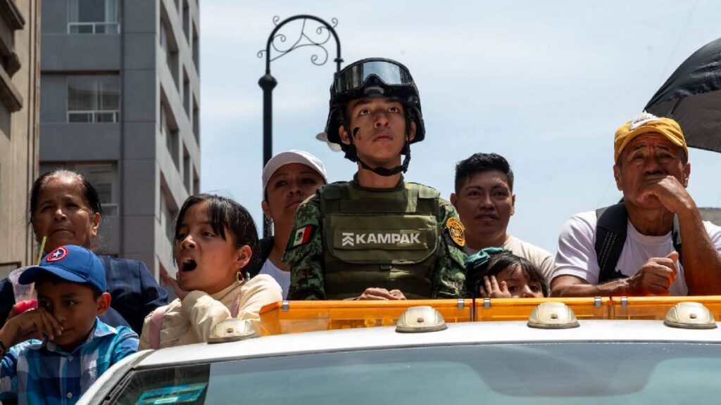 Reforma se baña de orgullo patrio; familias esperan el Desfile Militar