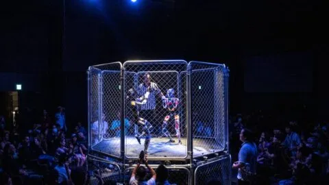 ¡Humano contra robot! Influencer protagoniza insólita pelea de MMA y termina en la lona